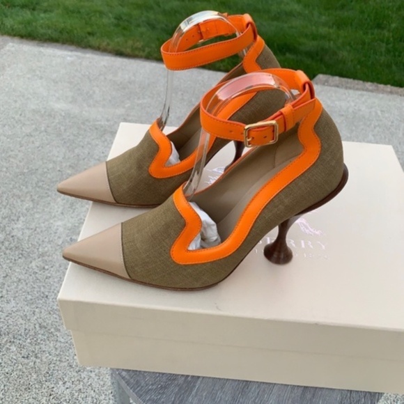 Burberry Brecon Canvas And Leather Pumps - Picture 2 of 12